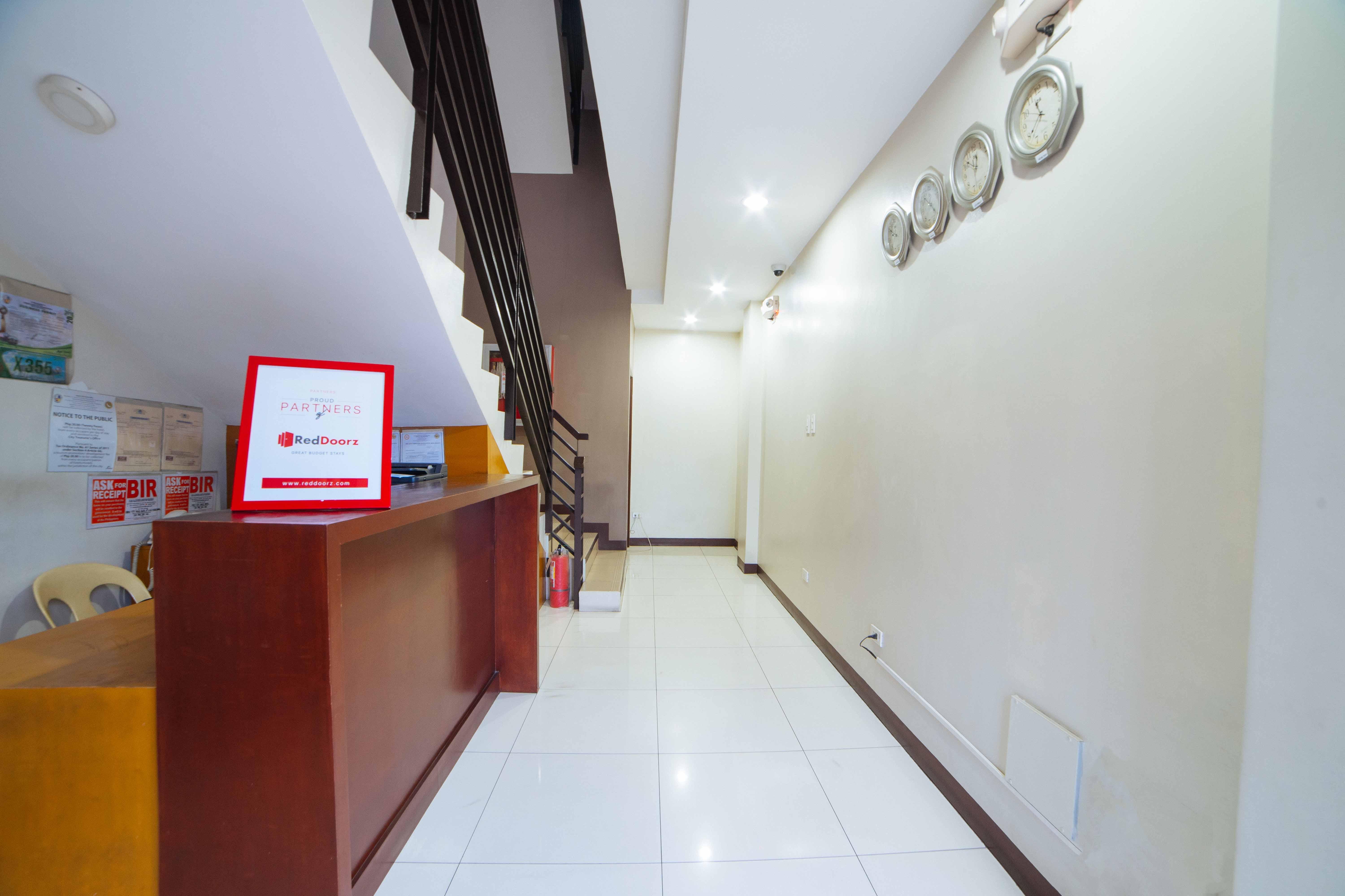 Reddoorz Near Angeles University Foundation Экстерьер фото